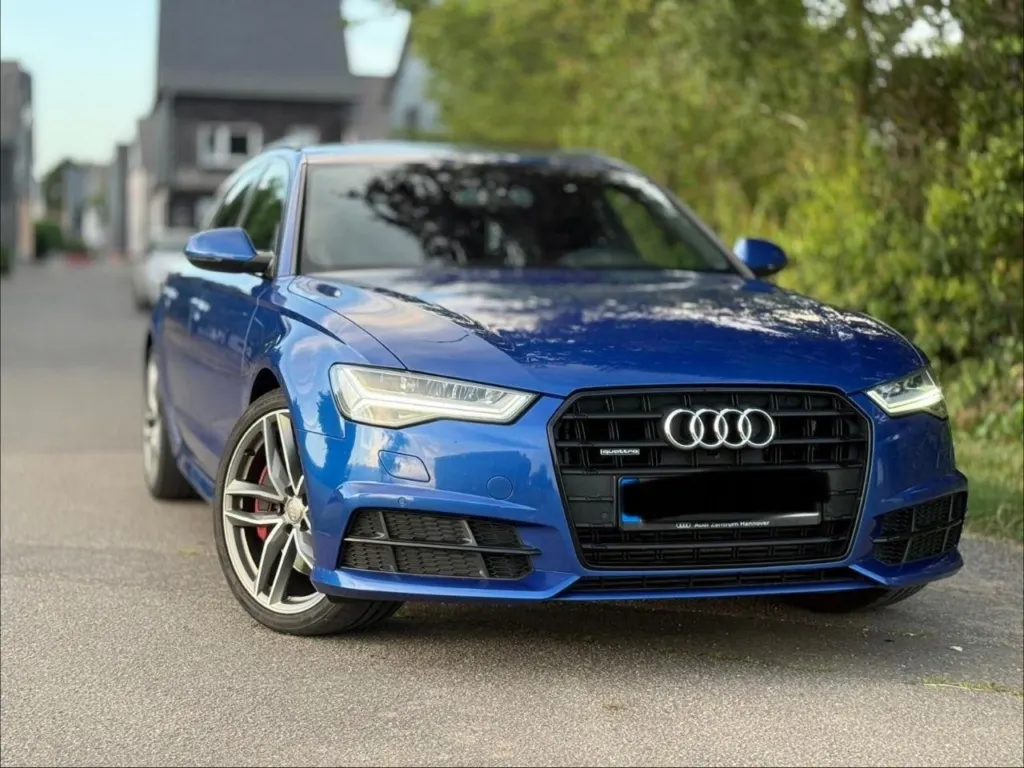 Blauer Audi A6 Avant, übergabebereit
