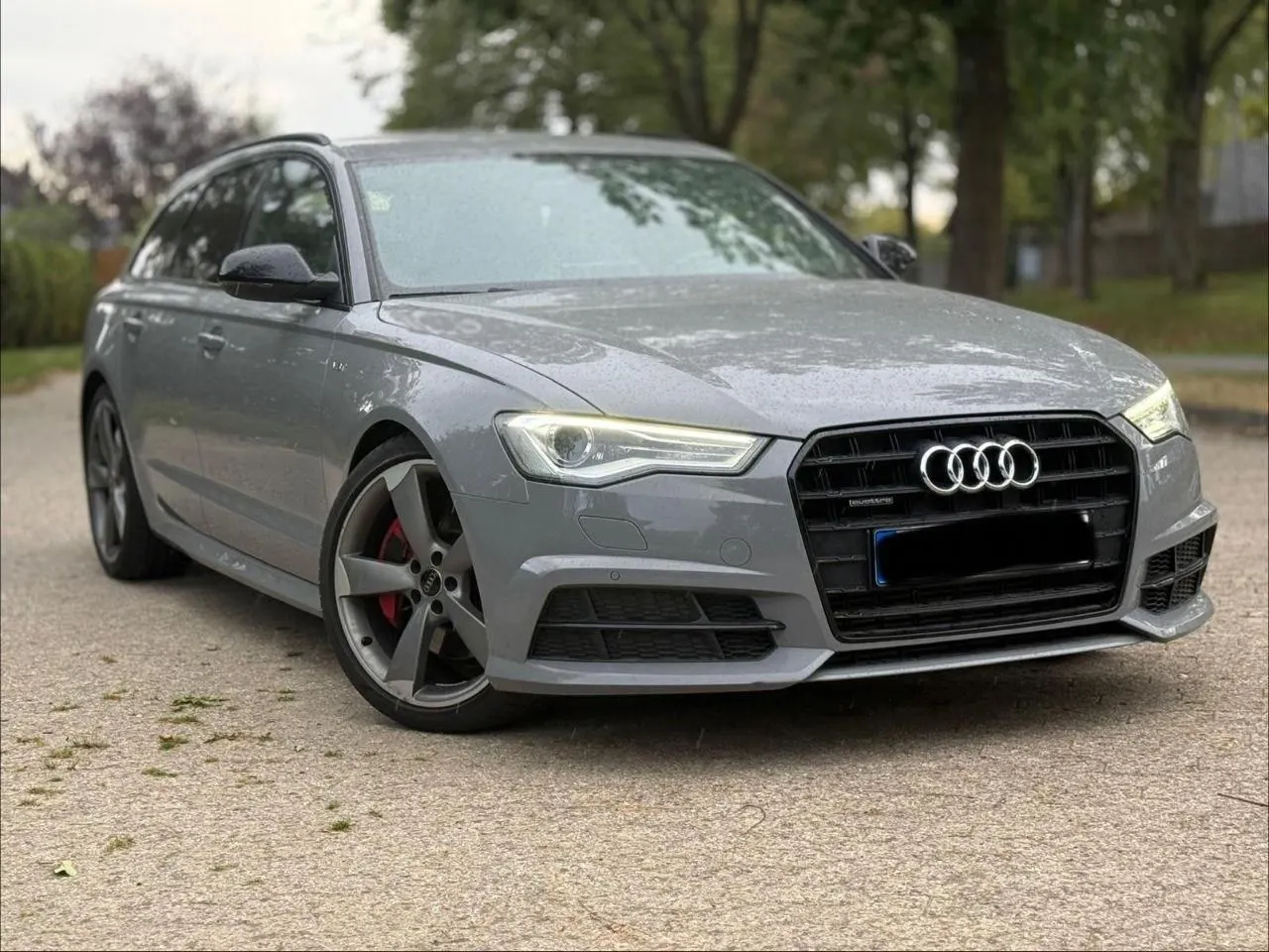 Grauer Audi A6 Avant nach dem Regen