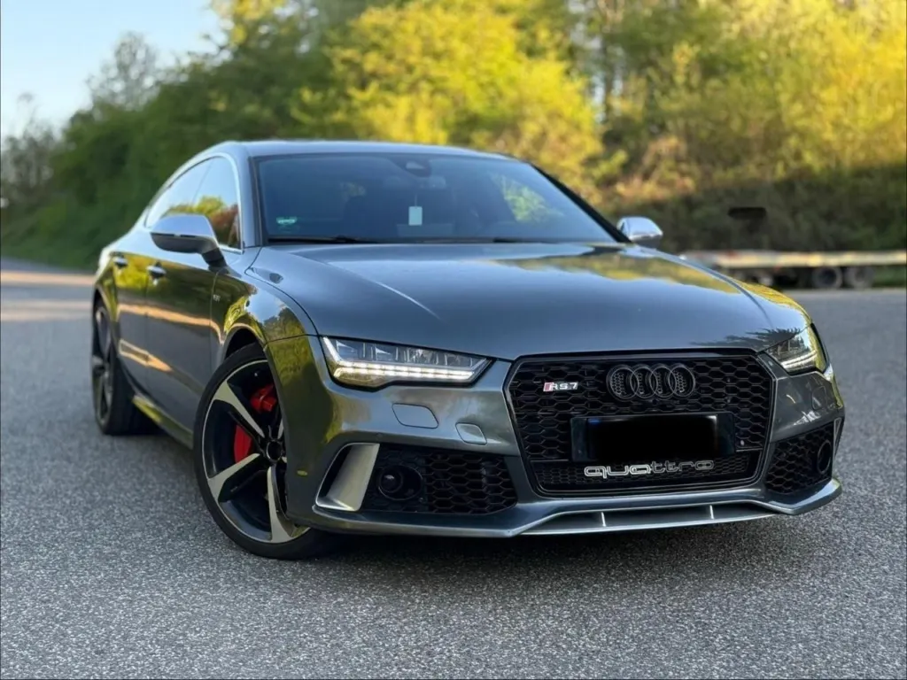 Grauer Audi RS7 Sportback mit roten Bremssätteln
