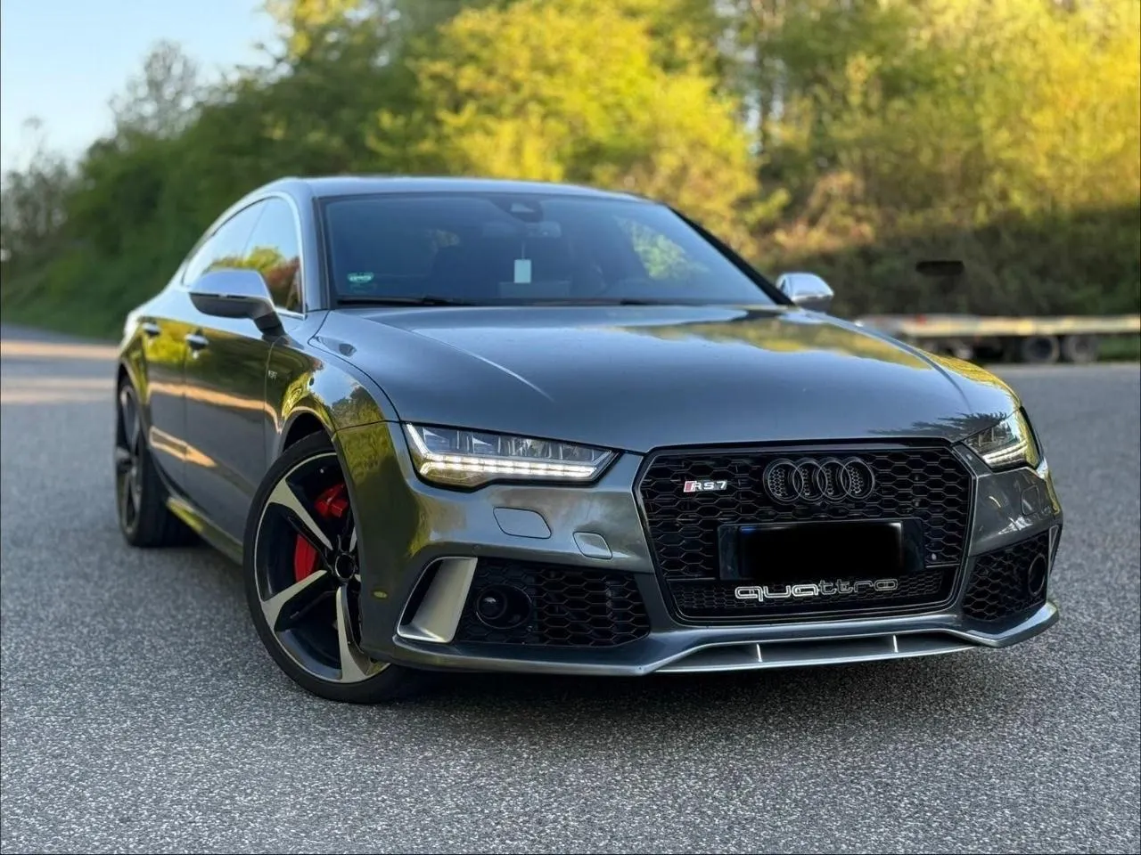 Grauer Audi RS7 Sportback mit roten Bremssätteln