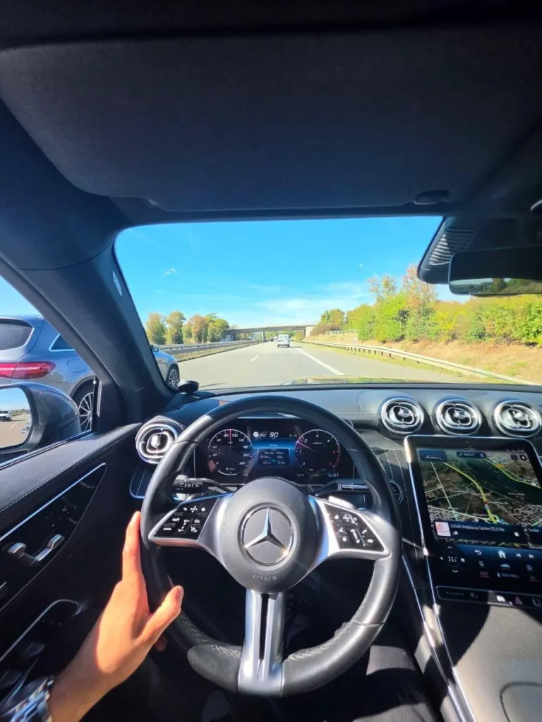 Fahrt auf der Autobahn aus Fahrersicht