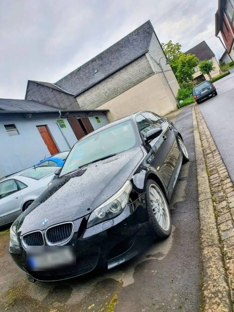 Schwarzer BMW 5er am Straßenrand, abholbereit