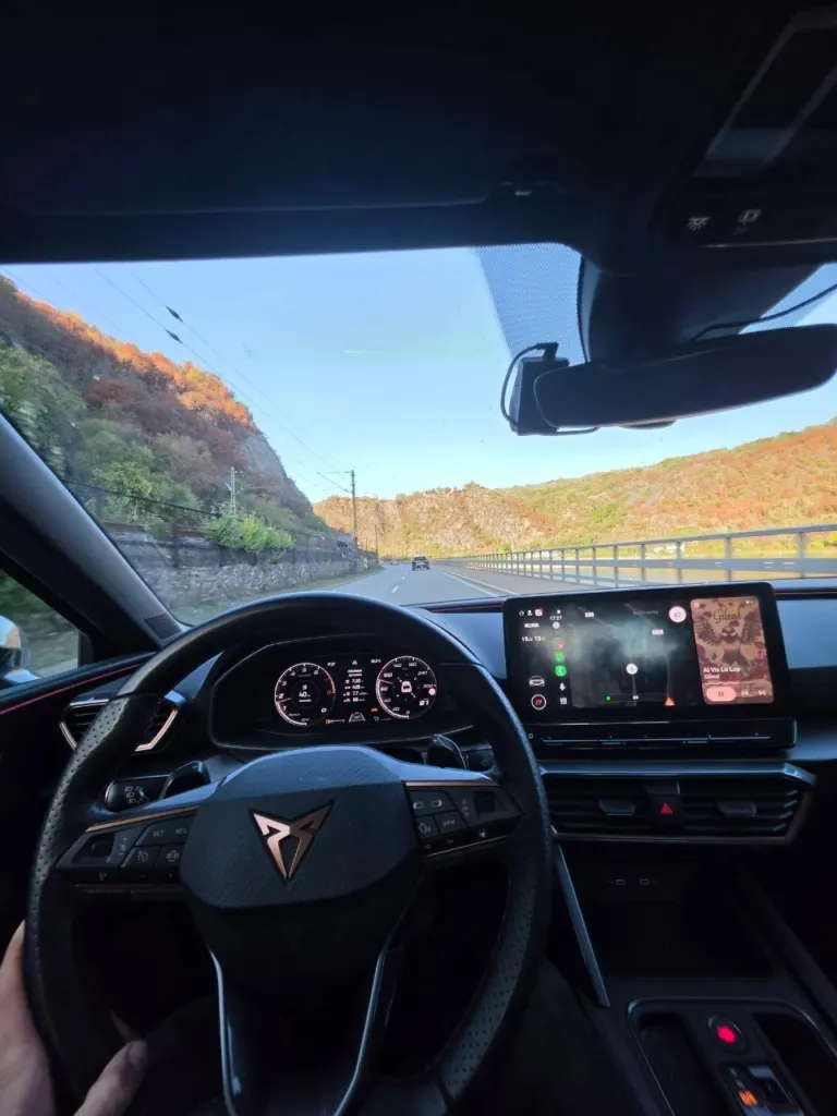 Cockpit eines Cupra auf der Landstraße