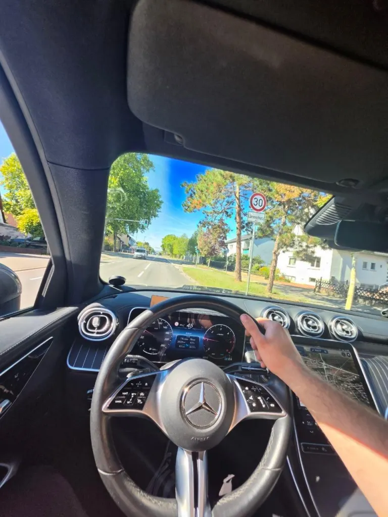 Blick aus dem Cockpit eines Mercedes während der Überführung