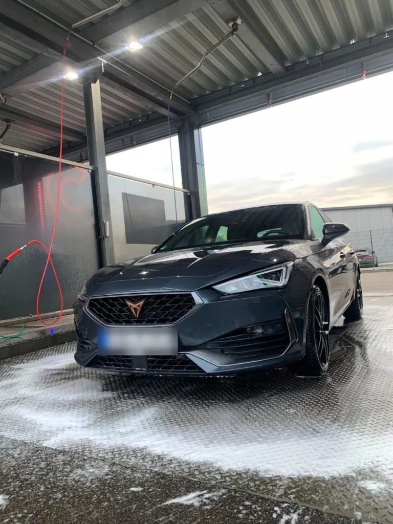 Cupra Leon frisch gewaschen in der Waschanlage