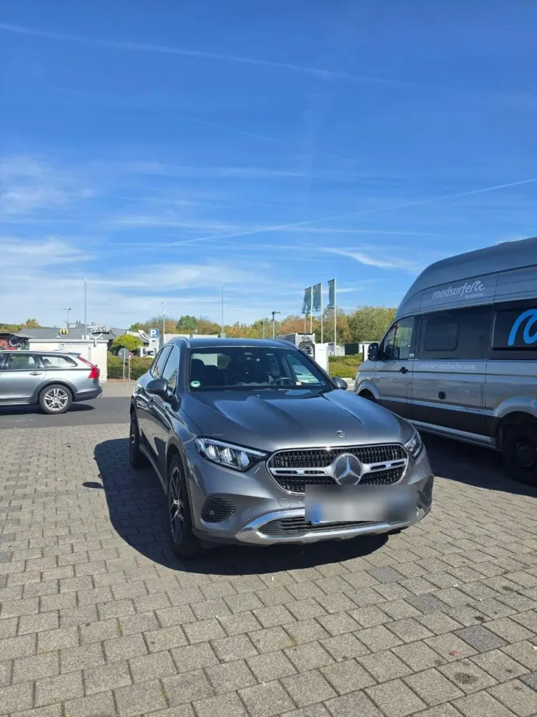 Mercedes GLC in Frontansicht auf dem Händlerhof