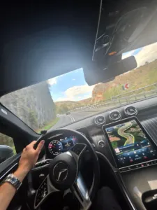 Hand am Lenkrad während einer Überführungsfahrt