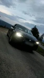 Seat Ibiza mit Scheinwerferlicht auf einer Höhenstraße in der Abenddämmerung