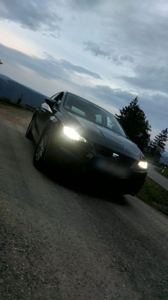 Seat Ibiza mit Scheinwerferlicht auf einer Höhenstraße in der Abenddämmerung